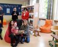 Bild: Lowak
Die Marktbücherei Floß mit Leiterin Gisela Kreisel (stehend, rechts) unterstützt den Aufbau der Schulbücherei, für den Lehrerin Claudia Hofmann (links) zuständig ist.
