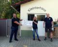 Bild: Dieter Kick/exb
Vorsitzender Mathias Rothe (rechts) überreichte zusammen mit Schriftführer Manfred Musil (links) einen Scheck über 1000 Euro an das Tierheim.