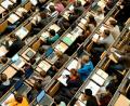 Archivbild: Peter Kneffel
Studenten sitzen in einem großen Hörsaal der Technischen Universität München. (TUM).