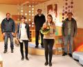 Bild: myd
Mit einem Blumenstrauß und Nervennahrung heißen die Vertreter der Filial-Kirchenstiftung St. Josef in Hütten die Pädagogin Selina Rettinger (vorne, rechts) in ihrem neuen Amt als Kita-Leitung willkommen. Die besten Wünsche geben (von links) Reinhard Aumüller, Irene Werner, Stadtpfarrer Bernhard Müller und Robert Denk mit auf den Weg.