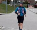 Bild: eib
Den Endpunkt der Strecke vor Augen: Nach fast siebeneinhalb Stunden Lauf erreichte Martin Neudecker das Ziel an der Regentalhalle in Nittenau.