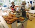 Bild: ibj
Geschick und Fingerfertigkeit sind beim Küchelbacken des Hahnbacher Frauenbunds gefordert.