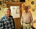 Bild: Jürgen Delle/exb
Für das Foto halten (von links) Kassier Alfons Speckner, Vorsitzender Manfred Lilla und sein Vize Thomas Leicht Abstand, aber zum Wohl von Schall’ke 62 wollen sie weiter eng zusammenarbeiten.