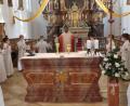 Bild: rha
Um den Altar versammelt, empfangen die Kommunionkinder der Pfarreiengemeinschaft Vilseck-Schlicht-Sorghof, aufgeteilt auf vier Gruppen, zum ersten Mal das Brot des Lebens.