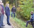 Bild: fsb
Förster Andreas Arnold (rechts) erläutert Bürgermeister Sebastian Dippold (Mitte) und dem Bauausschuss die Maßnahme im Stadtwald.