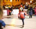 Bild:  exb/Glice
Wenn nur die Coronazahlen endlich ins Rutschen kommen würden: So beschwingt soll es nach dem Willen der Stadtverwaltung heuer auf der Eisbahn auf dem Christkindlmarkt zugehen. Die soll dieses Jahr erstmals auf dem Oberen Markt stehen.