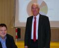 Bild: nib
Bürgermeister Christian Ziegler freute sich, Arnold Kimmerl (rechts) als Referenten in der Schulturnhalle in Dürnsricht begrüßen zu können.