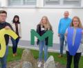 Bild: jpl
Schulleben mitgestalten und -verantworten möchten die neuen Schülersprecher Hannes Kellner, Anna Postner und Leonie Serfling (vorne, von links). Verbindungslehrerin Karin Sieber und Rektor Alexander Köstler (hinten, von links) sicherten ihre Unterstützung bei der Umsetzung verschiedener Aktionen der SMV zu.