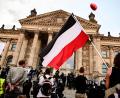 Archivbild: Fabian Sommer/dpa
Teilnehmer einer Kundgebung im August in Berlin gegen die Corona-Maßnahmen stehen vor dem Reichstag, ein Teilnehmer hält eine Reichsflagge. Dieses Bild soll sich nach dem Wunsch von Grün.Bunt.Weiden in der Max-Reger-Stadt nicht bieten.