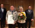 Bild: ga
Aus der Hand von Bürgermeister Franz Grabinger (links) erhielt Erich Schrott (Zweiter von links) die Urkunde, mit der er zum Ehrenbürger der Gemeinde Schwarzach ernannt wurde. Zweiter Bürgermeister Michael Singer (rechts) gratulierte ebenfalls. Blumen gab es für Rosa Schrott (Zweite von rechts).