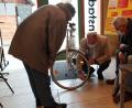 Bild: Linda Trager, ZEN Ensdorf/exb
Egal ob Fahrrad oder Smartphone: Ziel des Klima- und Repair-Cafés ist es, Müll zu vermeiden und kaputte Gegenstände stattdessen wieder zu reparieren.