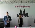 Bild: Dominik Hauser/exb
Die Telekom-Mitarbeiter Kerstin Glanert und Markus Beckmann (rechts) sprachen mit Landrat Thomas Ebeling (links) über den Breitbandausbau in der Region.
