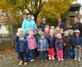 Bild: Nina Forster/exb
Von links: Kindergartenleitung Heike Scholle, Bürgermeister Albert Geitner, Pfarrer Klaus Birnthaler und Heilerziehungspflegerin Maria König mit ihren fleißigen Helferinnen und Helfern.