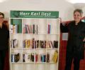 Bild: kbw
Jutta Gebhard (links) und Marlene Thimet (rechts) präsentieren das "offene Bücherregal."