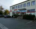 Bild: wpt
Das bisherige Gebäude der Sparkasse in Oberviechtach soll einem Neubau weichen, in den dann auch gleich die Zulassungsstelle einzieht.