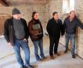 Bild: ohr
Im Gemeinschafts- und Wirtschaftsraum demonstriert Franz Wilhelm (rechts) vom gleichnamigen Bauunternehmen das sorgfältige Verputzen der ausgekratzten Fugen im Bruchsteinmauerwerk im Beisein (von links) von Bertold Braun, Karin Janker und Bürgermeister Hans Gradl.