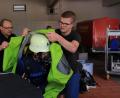 Bild: egl
Ankleiden eines Chemikalienschutzanzuges