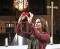 Bild: Gabi Schönberger
Regisseurin Saralisa Volm fotografiert in Herz Jesu. Eine Weidener Kirche könnte in ihrem Spielfilm eine Statistenrolle bekommen.