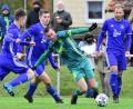Bild: Schrems
Am vergangenen Samstag fertigte der SV Mitterteich den FC Herzogenaurach mit 5:0 ab. Hier nimmt es Kapitän Manuel Dürbeck mit drei Gästespielern auf. Am Freitag um 19 Uhr treten die Stiftländer zum nächsten Punktspiel beim TSV Neudrossenfeld an.