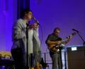Bild: kbw
Verhalten, aber stimmungsvoll: Das Jubiläumskonzert von Steffi Denk und Hans Yankee Meier in der Nabburger Spitalkirche.