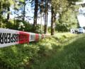 Symbolbild: Bodo Schackow/dpa
Ein Absperrband der Polizei umzäunt ein Waldstück an einer Verbindungsstraße zwischen Rodacherbrunn in Thüringen und Nordhalben in Bayern.
