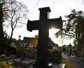 Bild: Florian Miedl/fph
Wegen der Corona-Pandemie wird es heuer zu Allerheiligen auf dem Marktredwitzer Friedhof keinen zeitlich bestimmten, allgemeinen Gräbergang mit den Pfarrern der beiden katholischen Pfarrgemeinden geben. Damit soll vermieden werden, dass zu viele Menschen gleichzeitig auf dem Gottesacker stehen. Die Geistlichen werden die Gräber am Sonntag, 1. November, aber trotzdem segnen – zu einer Zeit, die vorher nicht bekannt gegeben wird.