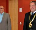Bild: ll
In vollem Ornat vereidigte Bürgermeister Joachim Neuß (rechts) in der Stadtratssitzung am Mittwoch CSU-Nachrücker Siegfried Neukam (links).