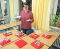 Bild: AELF Tirschenreuth/exb
Anhand einer Ausstellung von verschiedenen Kinderlebensmitteln ging die Diplom Ökotrophologin Kristina Heinzel-Neumann näher auf die Packungsangaben ein und gab wertvolle Tipps zu gesünderen und günstigeren Alternativen. Sie betonte Kinderlebensmittel mit Bedacht einsetzen und als Süßigkeit zu sehen.