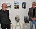 Bild: ubb
Der Tirschenreuther Hobbyfotograf Klaus Gehring (rechts) ist der erste Gastaussteller in Rudolf Jägers (links) „Galerie am Damm“. Die beiden Künstler kennen sich auch als langjährige Mitglieder im Kunstverein Tirschenreuth.