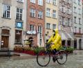 Bild: Mateusz Slodkowski/SOPA Images via ZUMA Wire/dpa 
Eine Frau mit Mund-Nase-Schutz fährt auf der Dluga-Straße Rad. Die Bundesregierung hat die Nachbarländer Polen und Schweiz, fast ganz Österreich und große Teile Italiens mit Wirkung ab dem kommenden Samstag zu Corona-Risikogebieten erklärt.