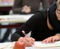 Bild: Picture Alliance/dpa
An drei Amberger Gymnasien dürfen die Schüler künftig auf die Maske verzichten. Erlaubt ist das aber nur während der Schulaufgaben.