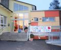 Bild: flt
Die Freude darüber, dass die Kinder zur Zeit den Kindergarten besuchen dürfen, drückten die Mitarbeiterinnen mit dem Transparent neben dem EIngang aus. Bei der Besichtigung erklärte Bürgermeister Müller den Räten, worum es in dem Antrag des Elternbeirats mit dem Vordach über dem Eingang ging, der allerdings nach vorheriger Absprache mit der Kindergartenleitung abgelehnt wurde.