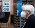 Bild: Tom Weller/dpa
Maske tragen, Abstand halten: Wer gegen die Corona-Schutzmaßnahmen verstößt, kann angezeigt werden und muss mit einem Bußgeld rechnen.