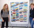 Bild: amö
Künstlerin Katharina Gierlach (links) und Bürgermeisterin Sonja Meier neben dem Bild „Books“. Beide zogen eine überaus zufriedene Bilanz nach dem Ende der ersten Ausstellung im Thammer-Anwesen.