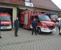 Bild: jr
Den kirchlichen Segen spendete Pater Benedikt Leitmayr (rechts) am Kirchweihsonntag dem neuen Tragkraftspritzenfahrzeug-Logistik (TSF-L) der Feuerwehr Konnersreuth. Das rund 186 000 Euro teure Fahrzeug wurde vor kurzem als Ersatz für ein 40 Jahre altes Löschgruppenfahrzeug in Betrieb genommen. Bei der Segnung im kleinen Kreis mit dabei waren (von links) Vorsitzender Sven Jäger, Bürgermeister Max Bindl und Kommandant Stefan Kreuzer.