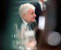 Bild: Markus Schreiber/dpa
Bundesinnenminister Horst Seehofer (CSU) nimmt an einer Sitzung des Bundeskabinetts im Kanzleramt teil.