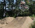 Bild: pko
Das gibt einen Adrenalinschub: Andreas Kibat testet die entstehende Dirt-Bike-Bahn.