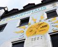 Bild: Gabi Schönberger
Die Sonnenuhr am Sonnenhaus in Altenstadt/WN (Kreis Neustadt/WN) hat einen Punkt als Zeiger.