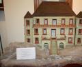 Bild: bjp
Schreinermeister Johann Götz fertigte in den 1950er Jahren dieses Modell des Schlosses Wolframshof, das zusammen mit zahlreichen Bilddokumenten aus der Geschichte von Schloss und Freiherrenfamilie von Lindenfels im Kemnather Museum zu besichtigen ist.