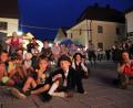 Bild: Uli Piehler
So sieht es hinter den Kulissen aus: Die Kinder aus dem Dorf genießen jeden Abend das Flair von Festpielen mitten auf dem Dorfplatz.