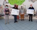 Bild: hmp
Die Spende überreichten Rektorin Eva Hampel (links), Lehrerin Theresia Rankl (Mitte) und Konrektorin Martina Saffert (rechts) an Ulrich Siebenbürger (Zweiter von links) und Pfarrer Wolfgang Bauer.