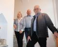 Bild: flt
Benno Krottenthaler (rechts), der sich als Hauptorganisator um das Glasofenmuseum kümmert, sowie Brigitte und Stefan Bald (von links) freuen sich ein neues Exponat: einen handgeschnitzten Glasofenmaurer. Für die technischen und handwerklichen Fähigkeiten des Glasofenbaus ist Plößberg in Deutschland und auf der ganzen Welt seit über 150 Jahren bekannt.