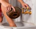 Bild: Kzenon – stock.adobe.com
Anfänger sollten langsam mit der Hydrotherapie beginnen: zum Beispiel mit kühlem statt kaltem Wasser.