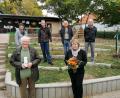 Bild: gz
Pfarrer Erwin Bauer gratuliert im Beisein von (hinten v.l.) stellvertretenden Kirchenpflegerin Nicola Hummer, Kirchenpfleger Klaus Härtl, Pfründebeirat Anton Hochwart und Rechnungsführer Karl Schmid der Kindergartenleiterin Ramona Zangl zum 25. Jubiläum.