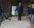 Bild: jr
Eine neue E-Bike-Ladestation im Sengerhof stellten Tourist-Info-Leiterin Ursula Stingl, Bürgermeister Klaus Meyer und Reinhold Bauer (von rechts) vor. Letzterer hat sie selbst gebaut.
