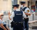Bild: Nicolas Armer
Zwei Polizisten nehmen an einer Tram-Haltestelle in Würzburg von einer Frau nach einem Verstoß gegen die Maskenpflicht im öffentlichen Nahverkehr die Personalien auf. Foto: Nicolas Armer/dpa
