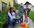Bild: Martin Stigler/exb
Mutter Michaela mit den stolzen "Kürbis-Siegern" Josefa, Max und Emma Glaser (von links).
