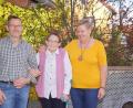 Bild: fvo
Zusammen mit Sohn Georg und Schwiegertochter Angela lebt Elisabeth Wittmann am Steffelbauernhof. Beim Geburtstagsfoto zum 90. Geburtstag ist im Hintergrund ihr Geburtshaus auf der anderen Seite des Straßendorfer am Adelbauernhof zu sehen.