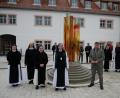 Bild: hmr
Freude über die Brunnensegnung: Im Bild in der vorderen Reihe der Konvent des Klosters mit Äbtissin Laetitia (Bildmitte) und Direktor Michael Eibl von der Katholischen Jugendfürsorge in Regensburg.