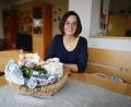 Bild: Thomas Dobler
Katrin Dobler aus Schwarzenfeld mit einem Korb voller bunter Windelüberhosen. Die 35-Jährige schwört auf Stoffwindeln und gibt ihr Wissen als zertifizierte Beraterin weiter.